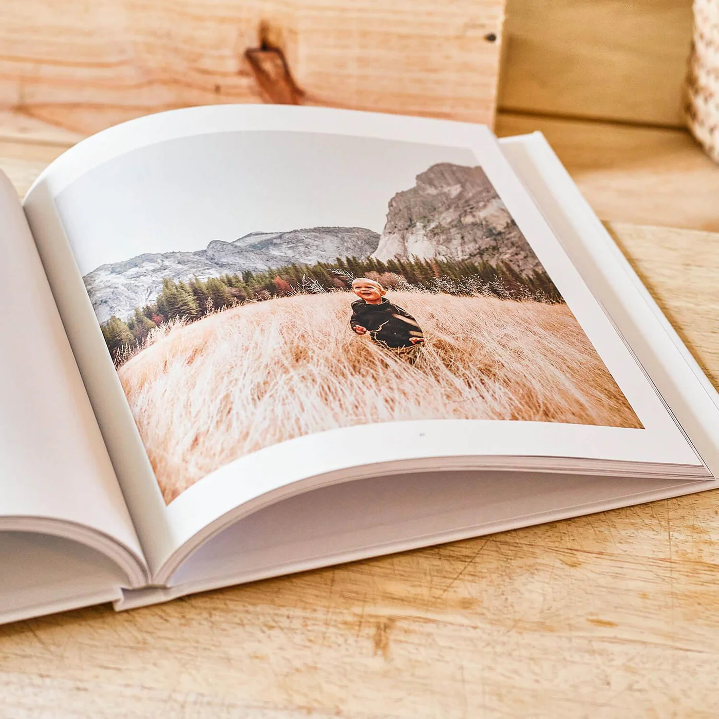 Álbum hardcover quadrado aberto — criança no campo