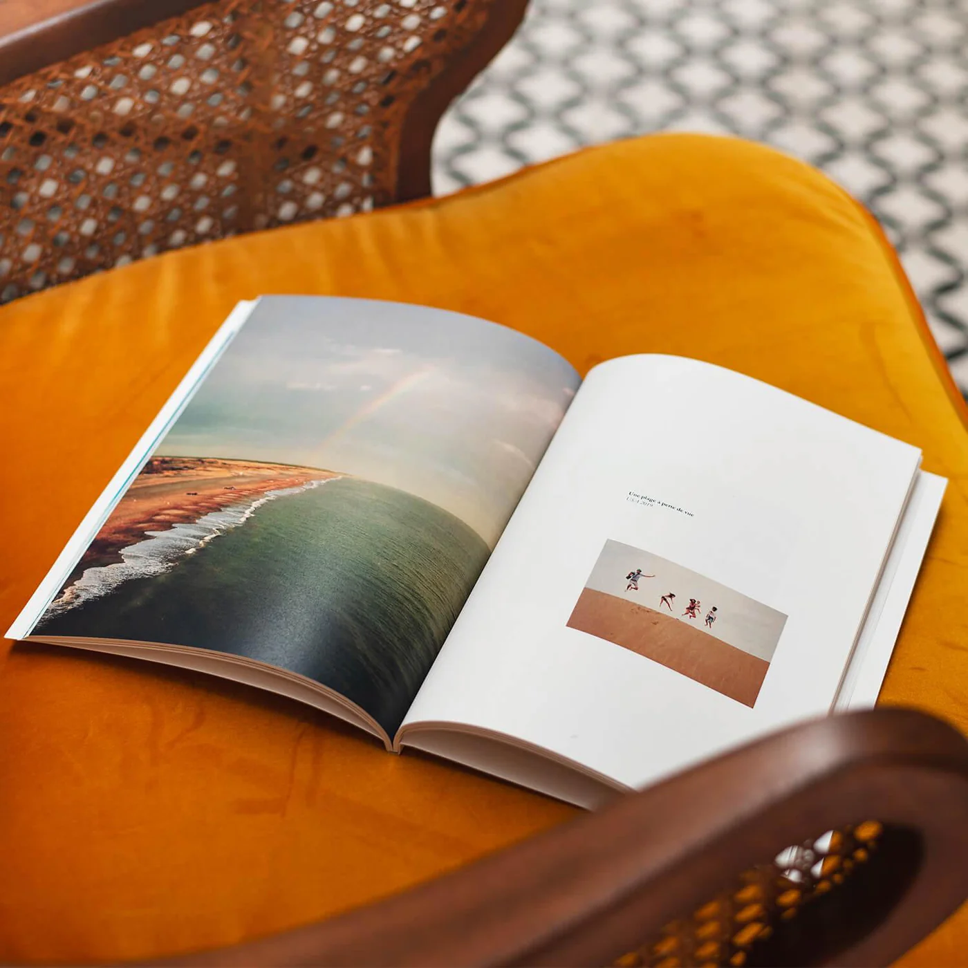 Classic Softcover — páginas interiores abertas sobre cadeira laranja, praia