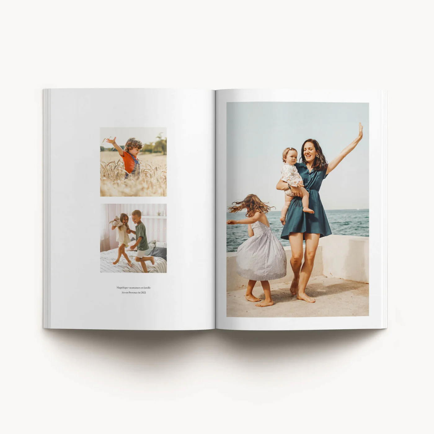 Golden Paradise Softcover — páginas interiores abertas, mãe e filhas na praia