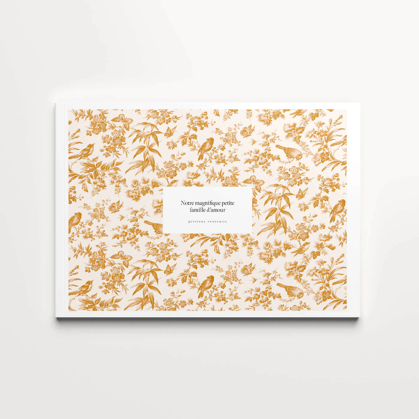 Golden Paradise Softcover — capa paisagem com padrão toile dourada