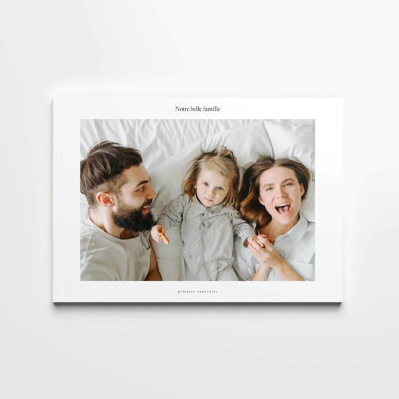 Minimal Softcover — capa paisagem, família na cama