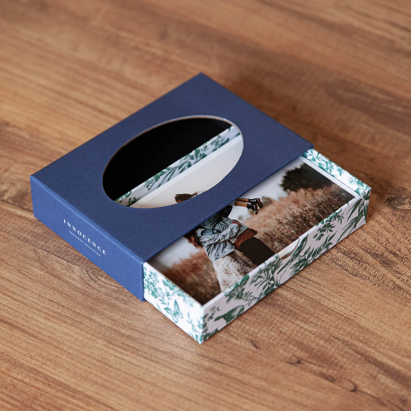 Classic Prints Box azul com impressões espalhadas — casal com bebé