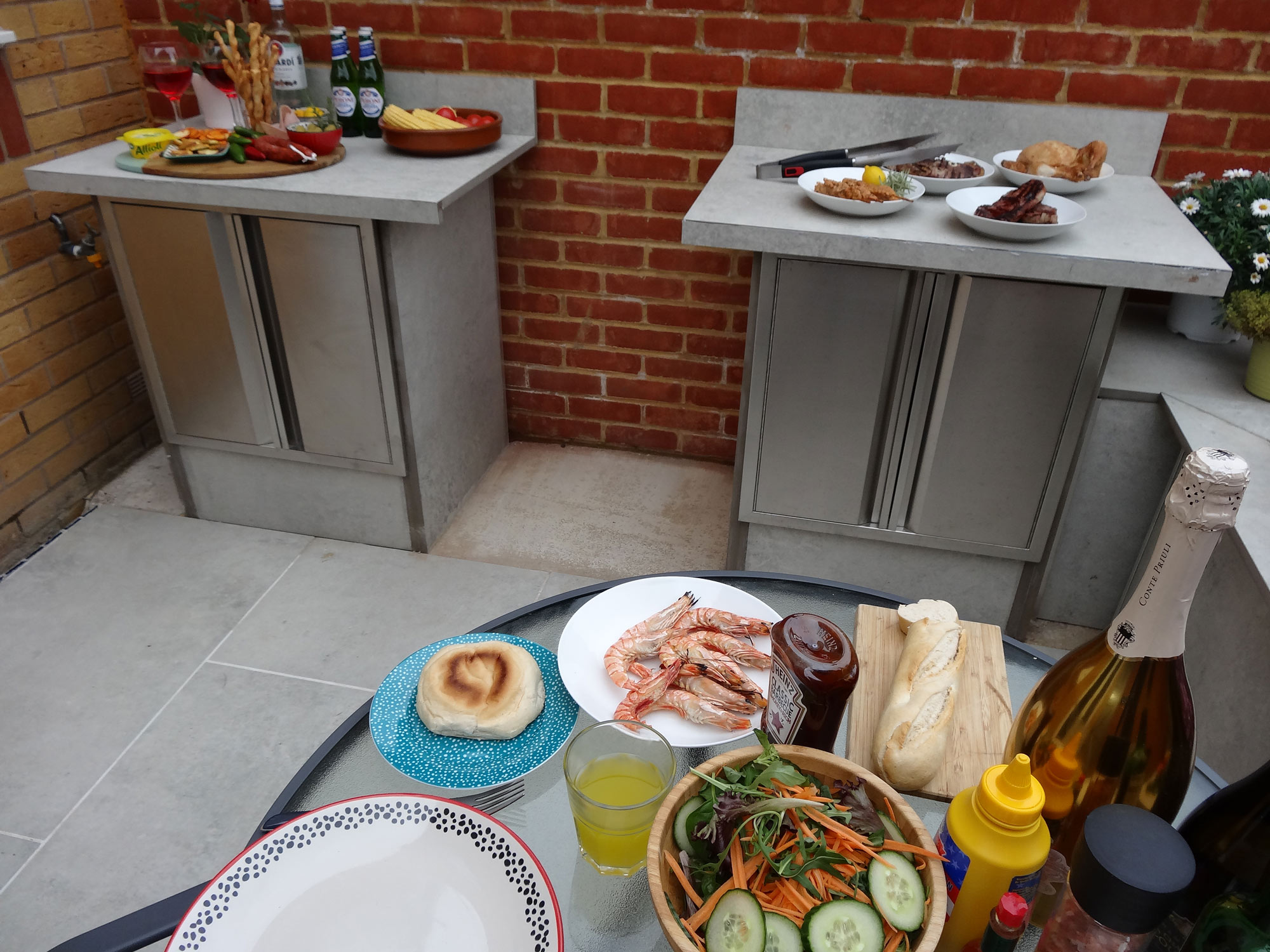 VERTEO outdoor kitchen with food, drinks, and entertaining setup
