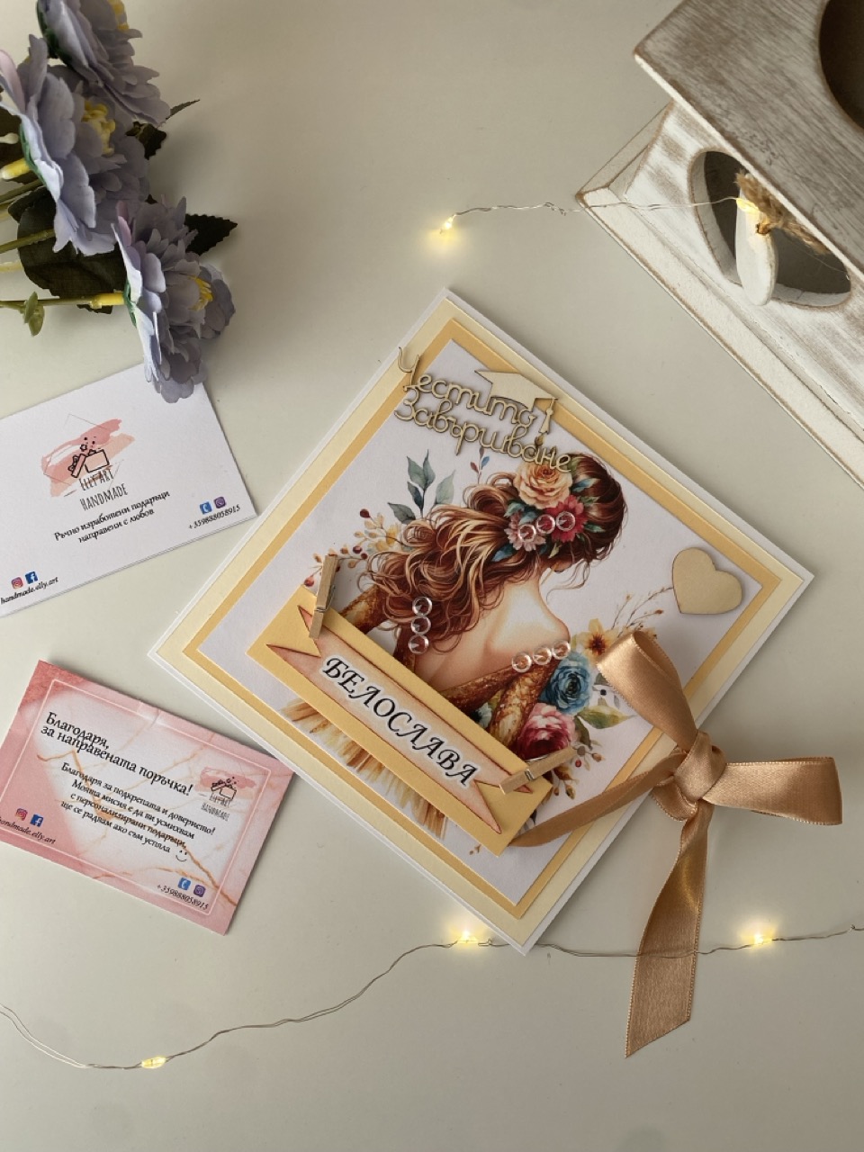 Картичка "Честито Завършване" с момиче и цветя - златна - ръчно изработена картичка Honey Art