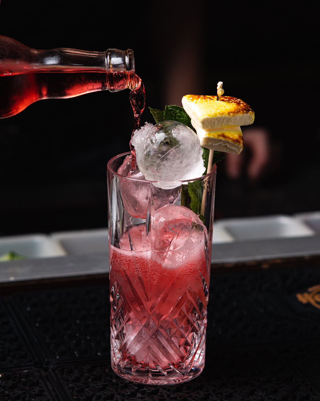 Pink Cocktail mit Marshmallow Garnish