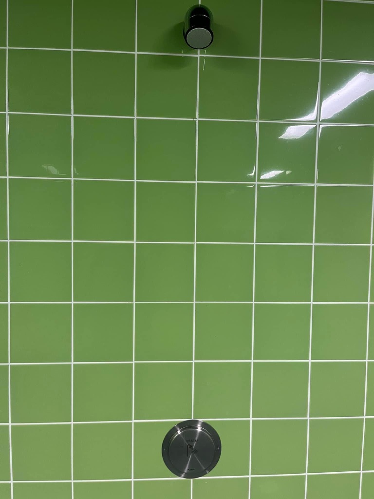 SOLID TOUCHE sensor geïnstalleerd in groene tegelwand