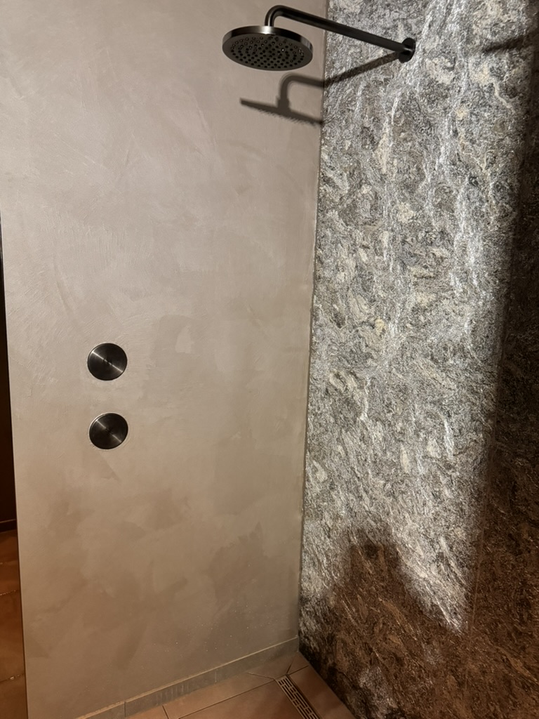 Douche bij Saints & Stars met sensoren in de wand