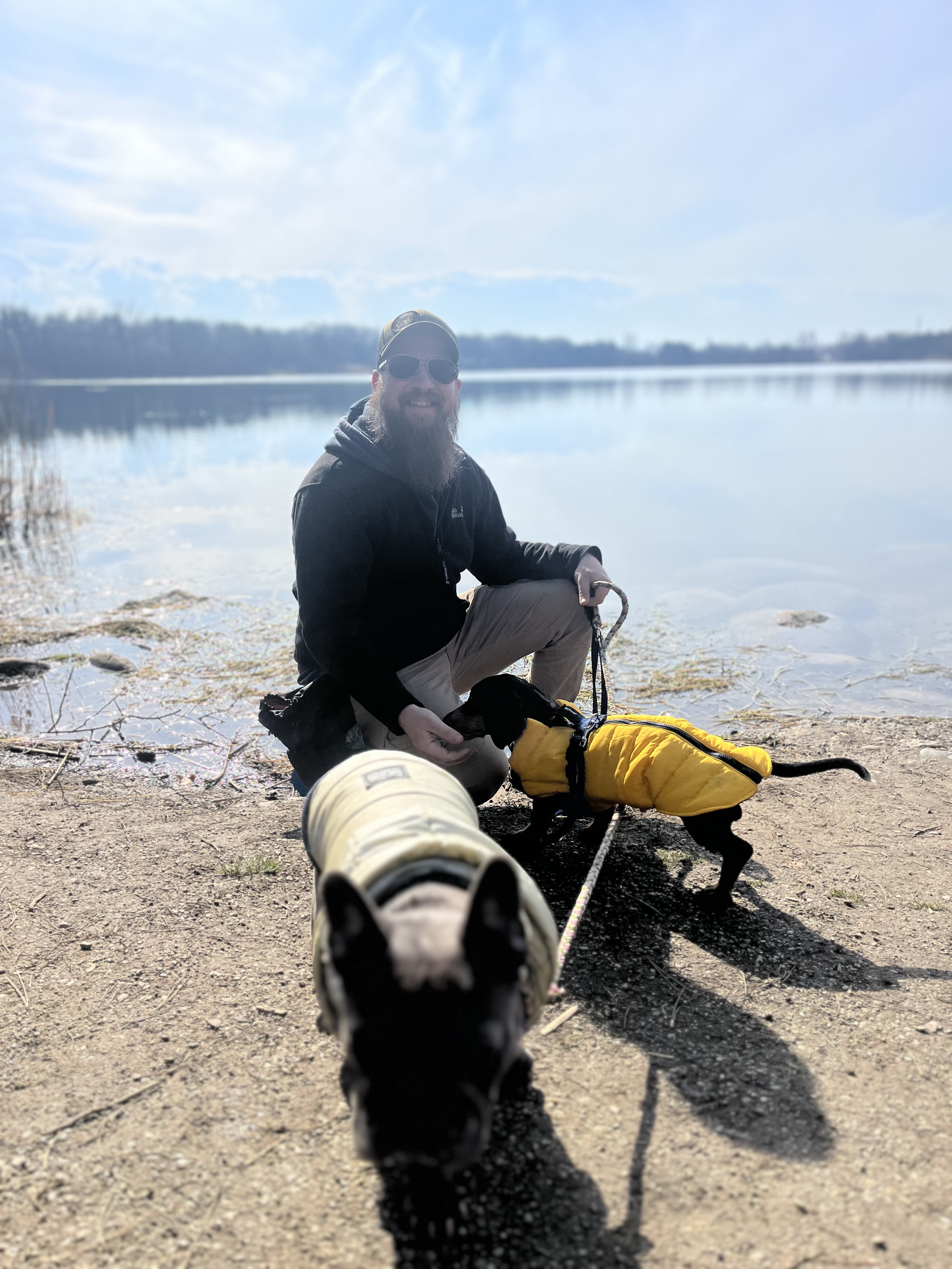 Gerald Murhammer mit Hund am See – ehrlich gefressen Futterberater