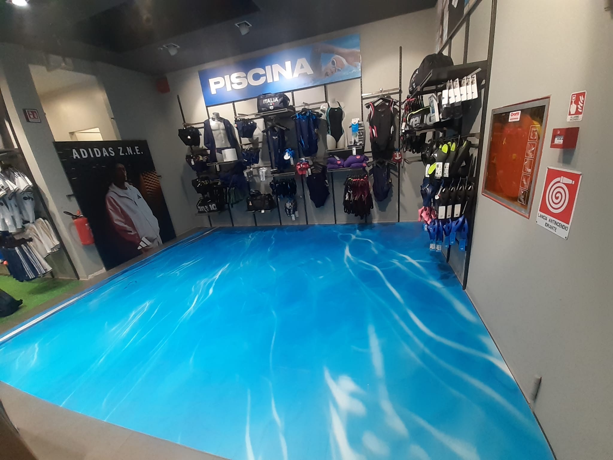 Allestimento adesivo calpestabile antiscivolo presso Non Solo Sport, Pisa