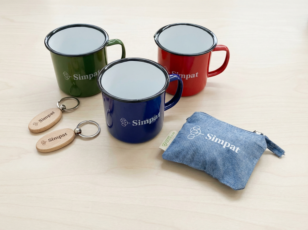 Gadget personalizzati Simpat - tazze, portachiavi e borsellino
