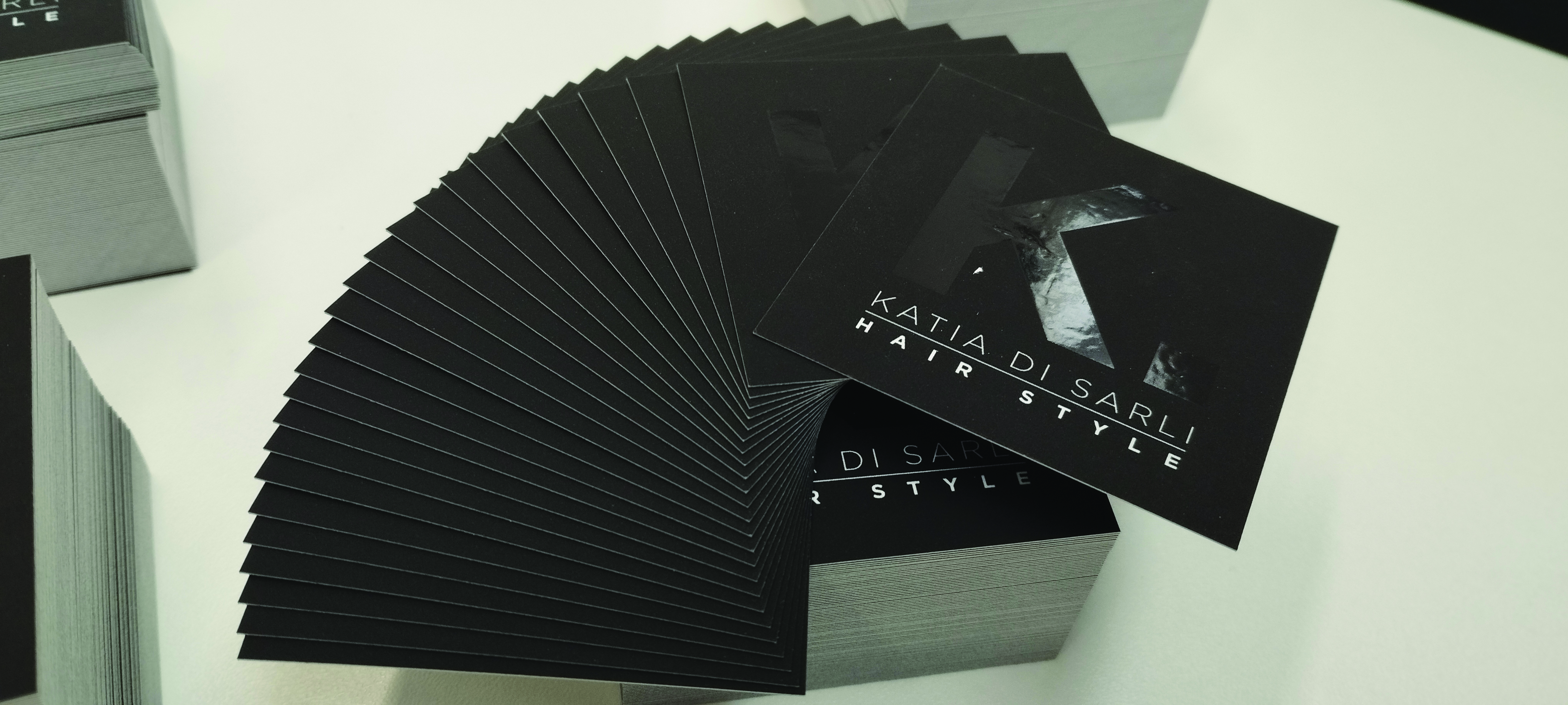 Biglietti plastificati in soft-touch e lucidati tono su tono per Katia Di Sarli Hair Style