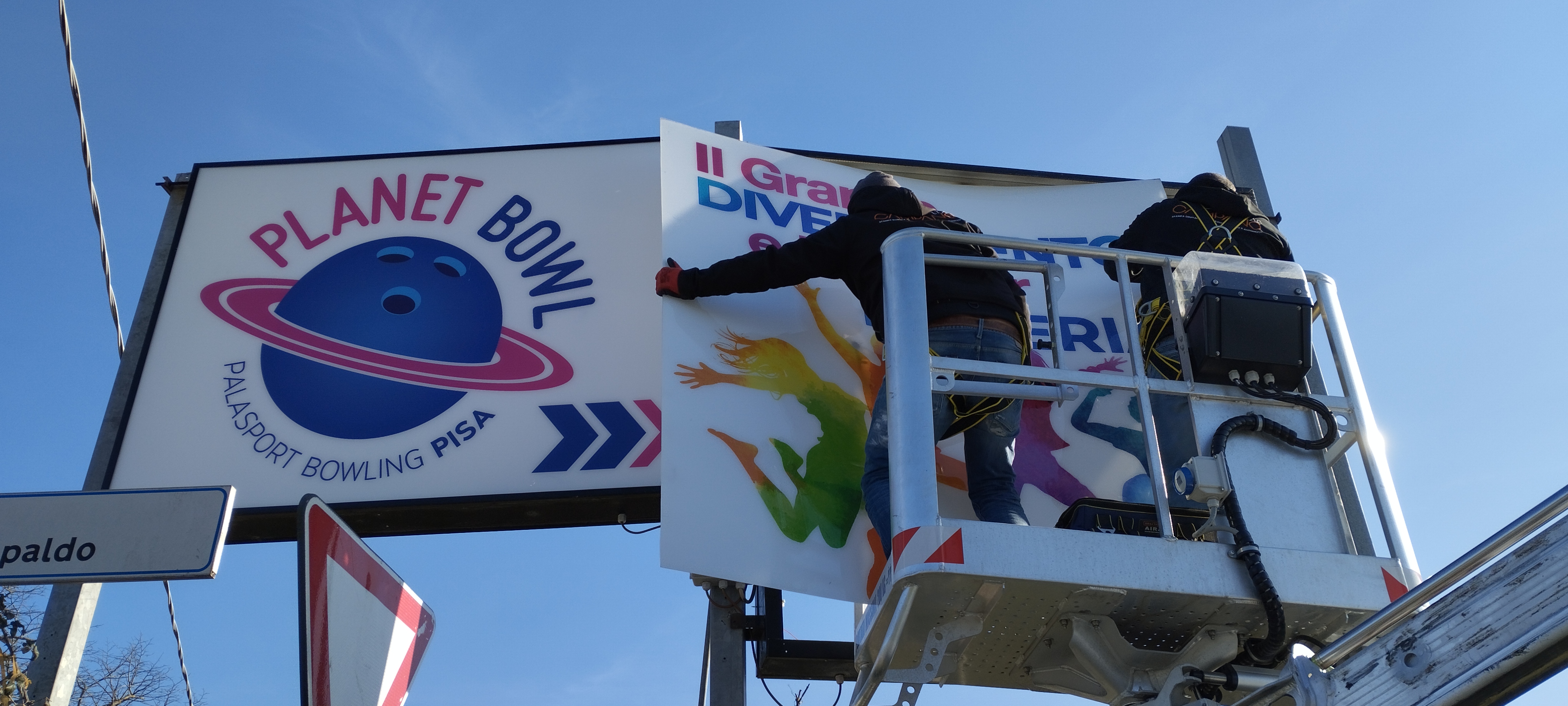 Installazione insegne presso Planet Bowl Pisa