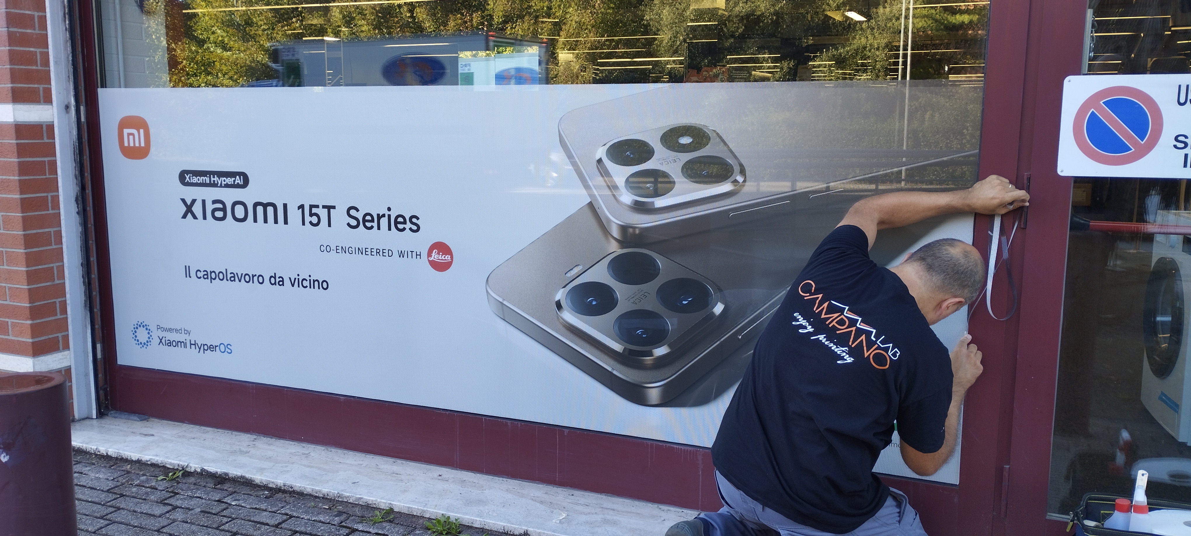 Installazione vetrofanie in vinile presso Media World Pisa