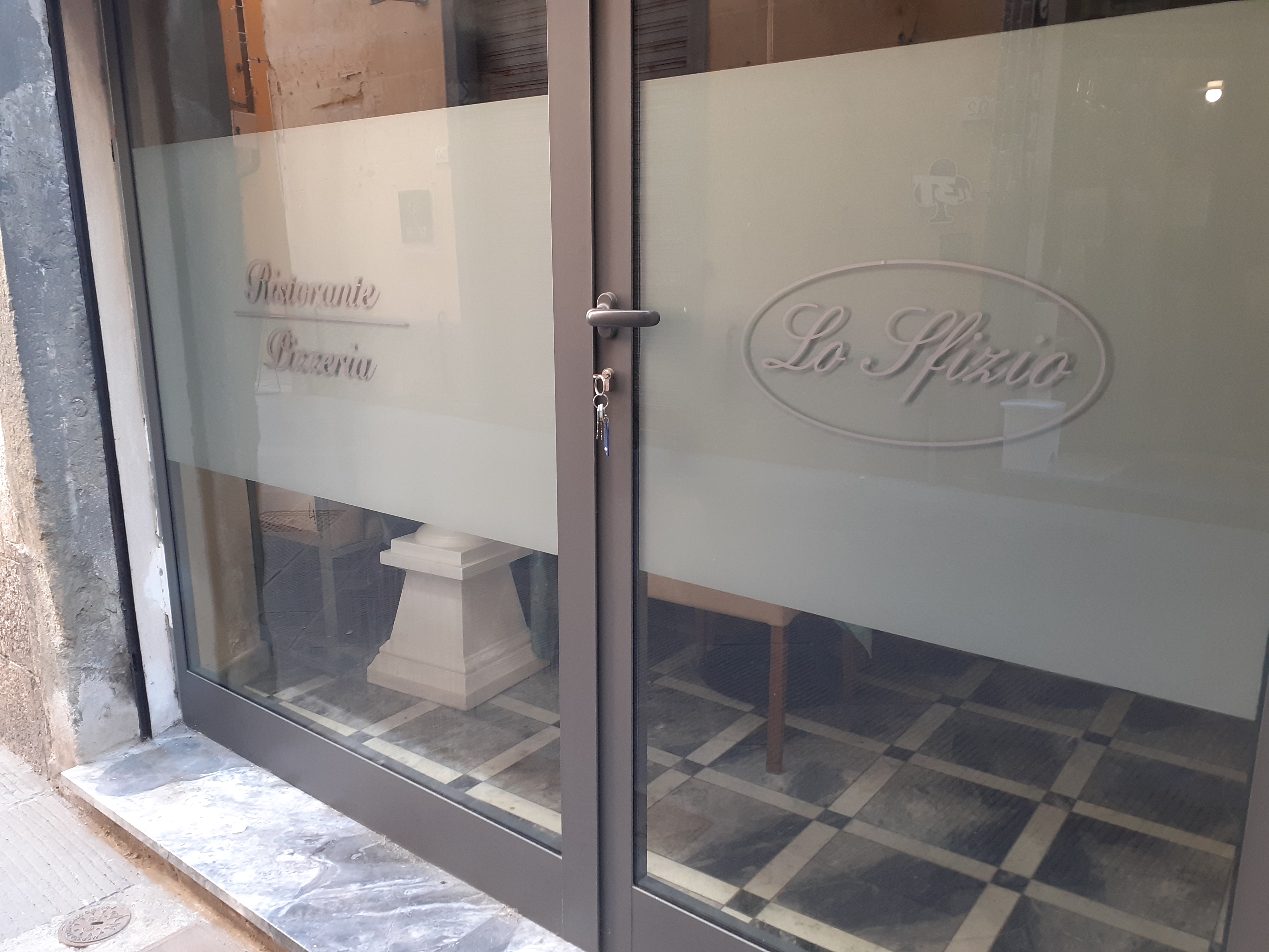 Satinato stampato su vetrine per Lo Sfizio, Pisa