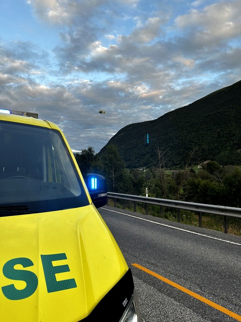 Ambulanse med blålys og legehelikopter – operativ akuttmedisinsk erfaring