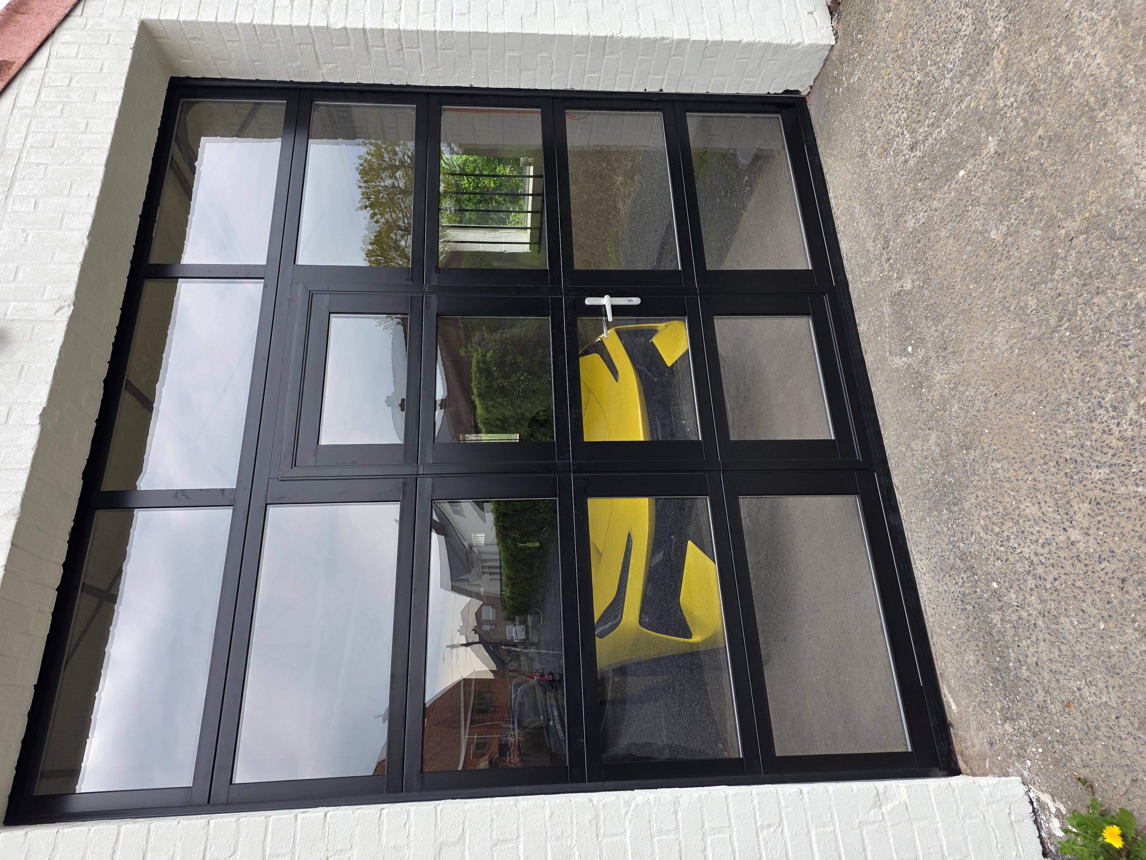 Showroom poort EVoertuigen.be met Lotus Eletre