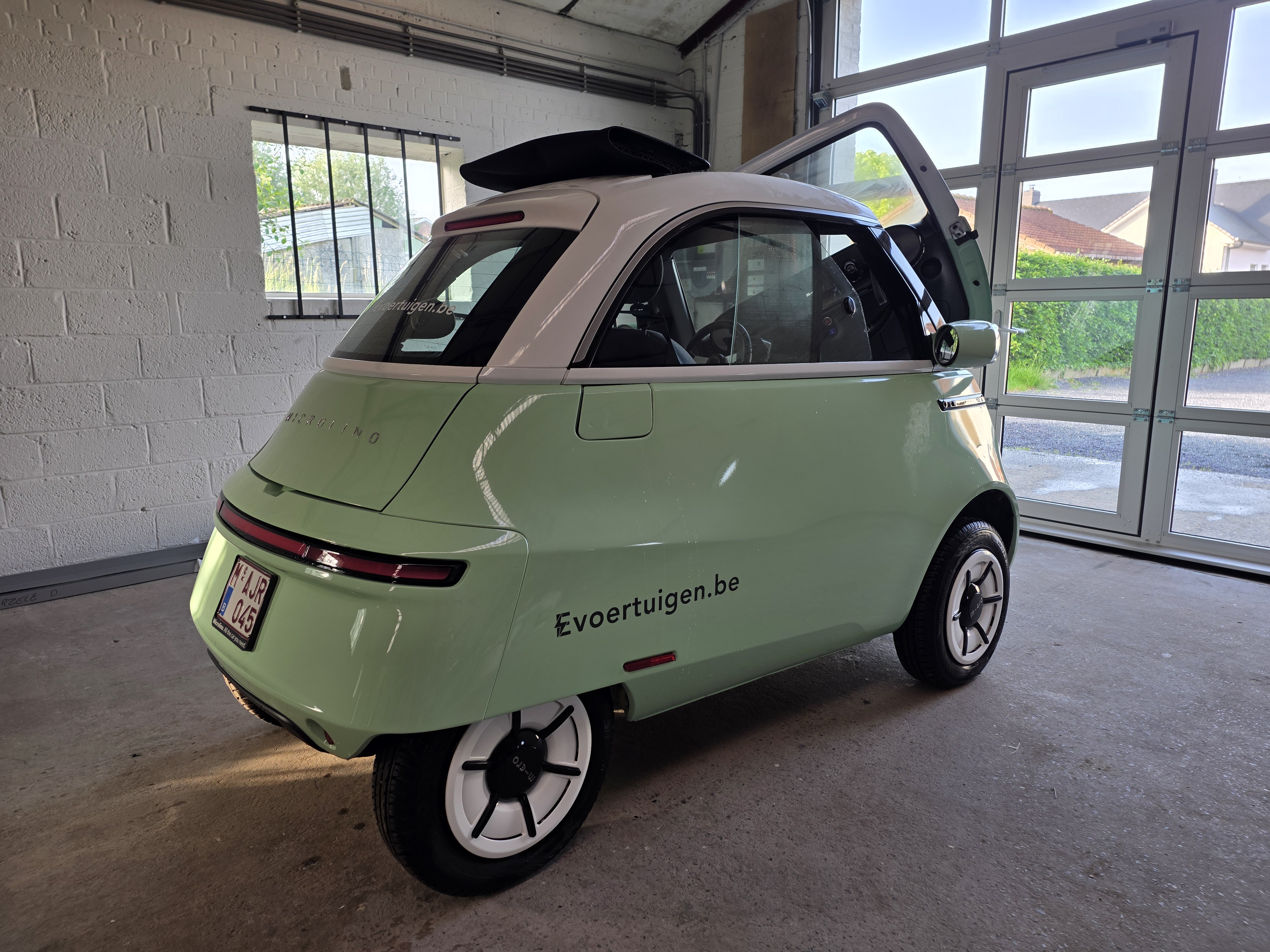Microlino elektrische auto met EVoertuigen.be branding