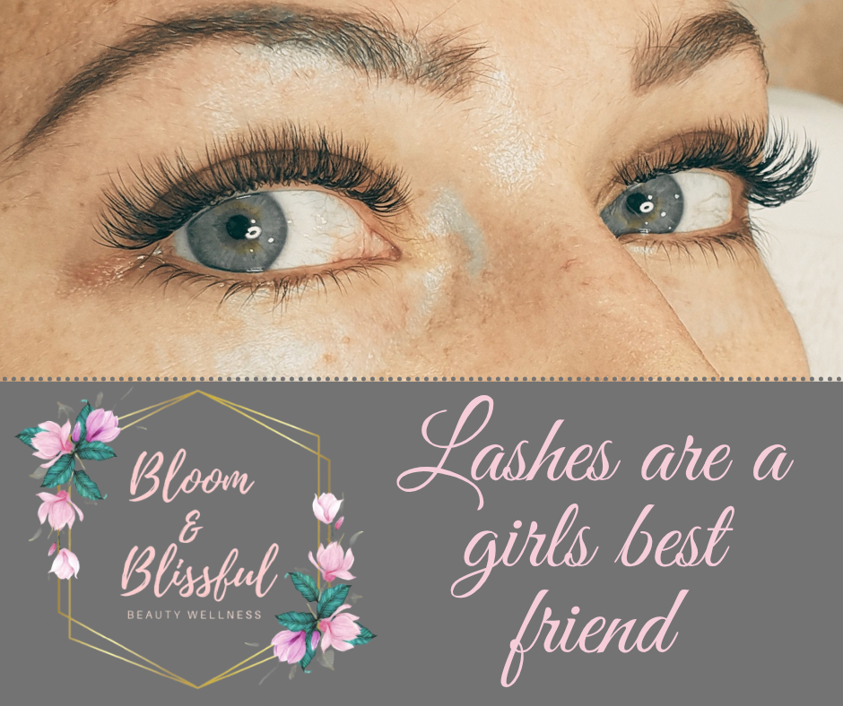 Full volume lash extensions with gorgeous curl and length by Emmie