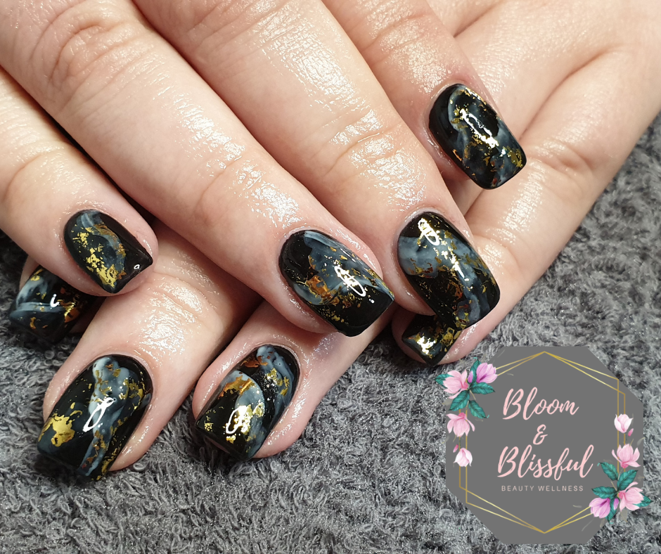 Black marble nails with gold foil accents by Emmie