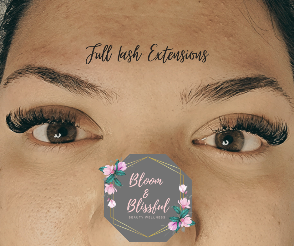 Full lash extensions with beautiful volume and curl by Emmie