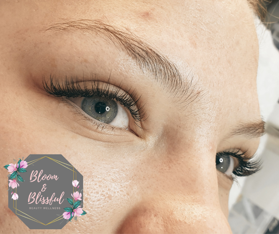 Classic lash extensions with natural flutter and perfect separation by Emmie