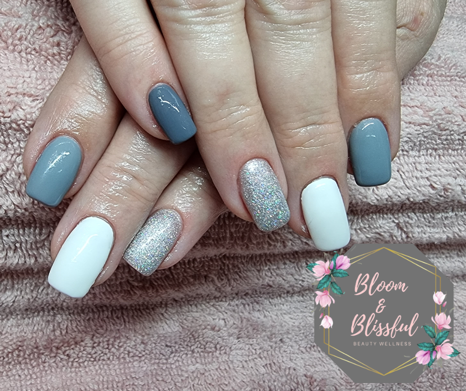 Grey and white nails with silver glitter accent by Emmie