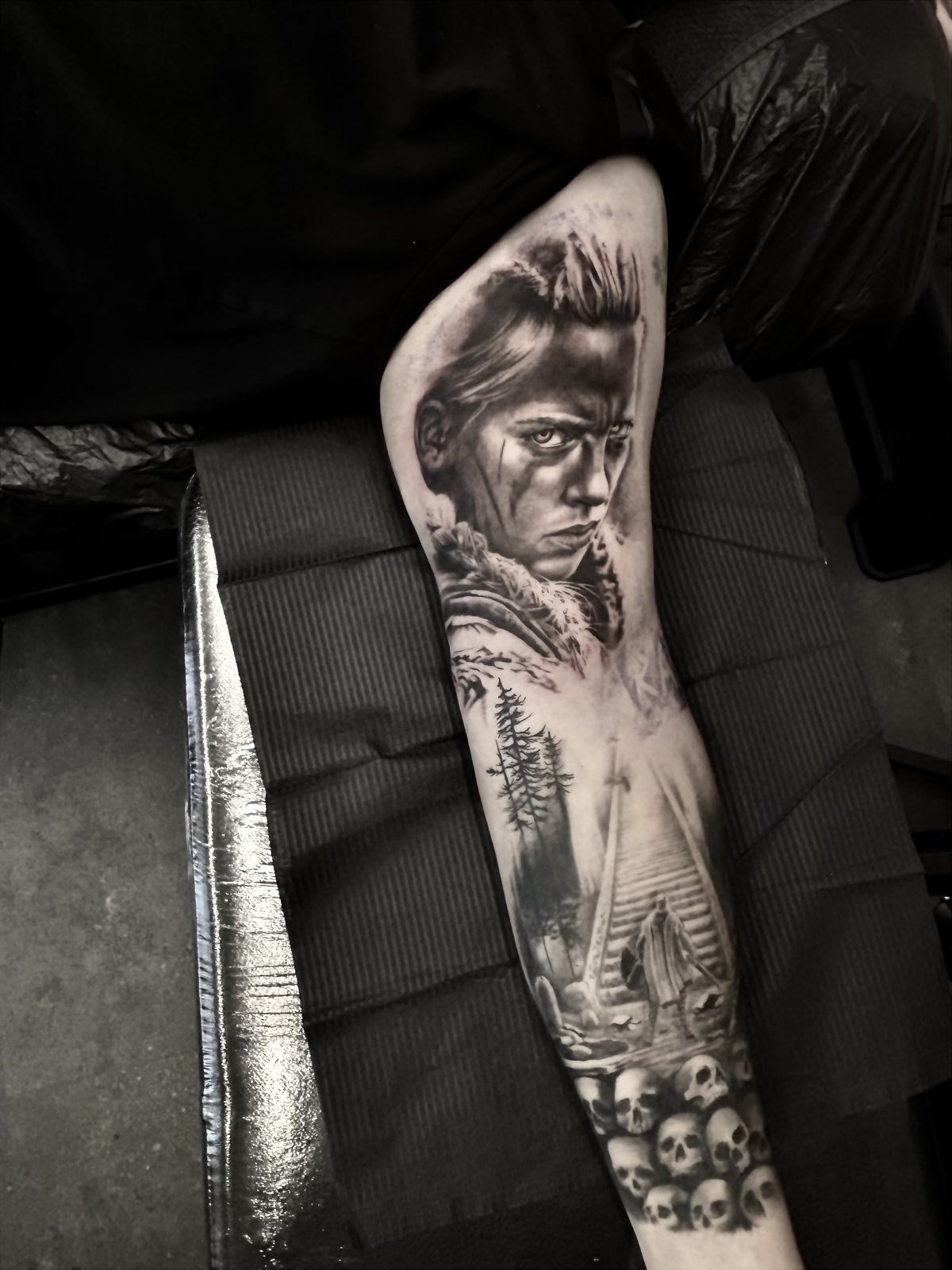 Volledige sleeve met een krijgster, bos, trap met zwaard en schedels