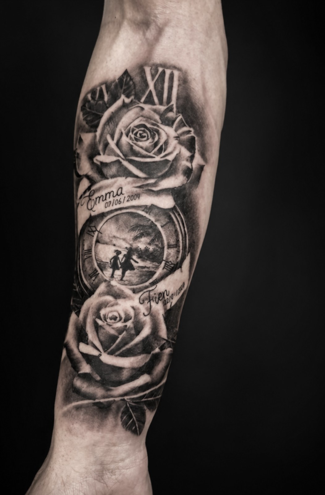 Black & grey onderarm met twee rozen en een zakhorloge met twee spelende kinderen op het strand