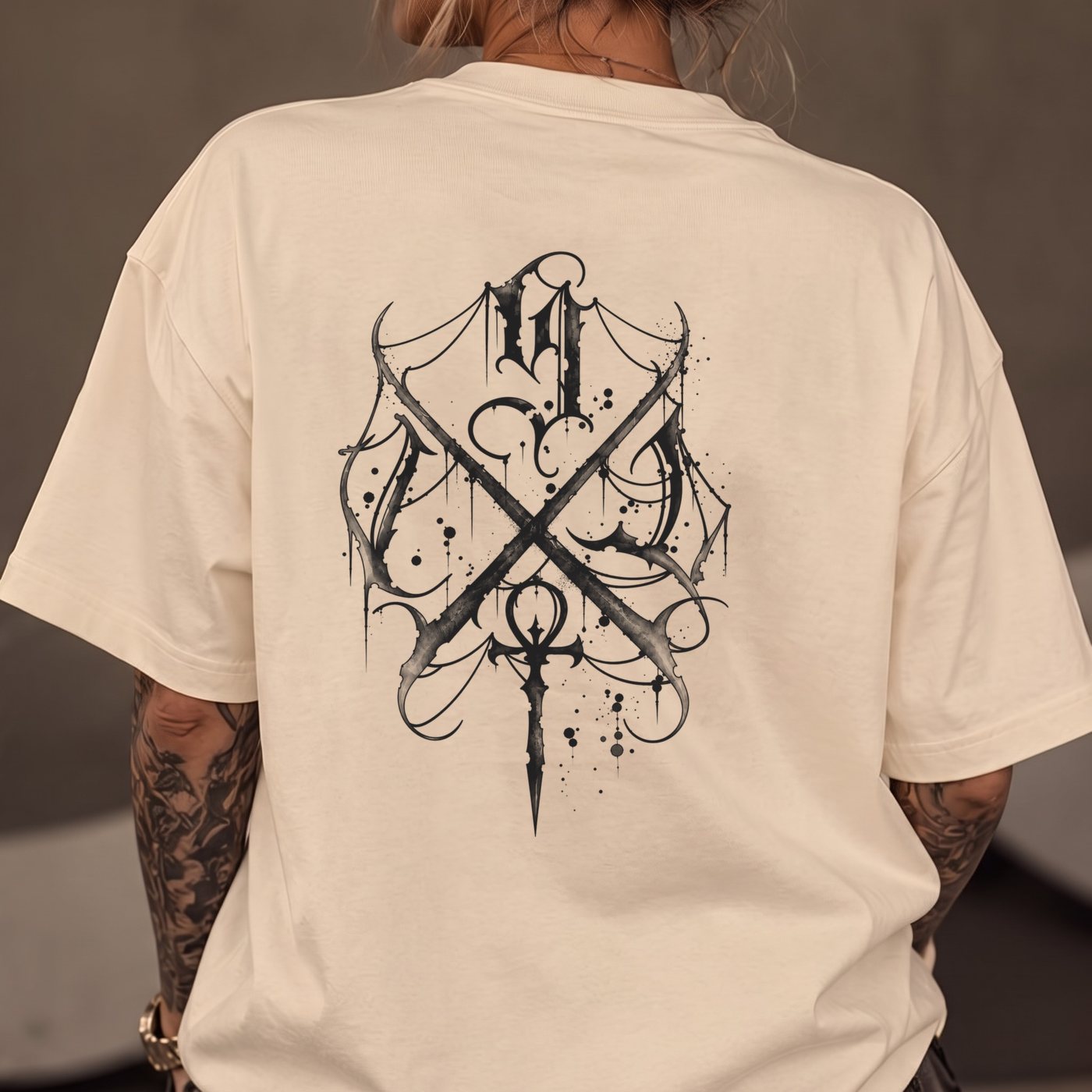 Oversized Tee Jedaloe · Gothic Monogram, weergave 1