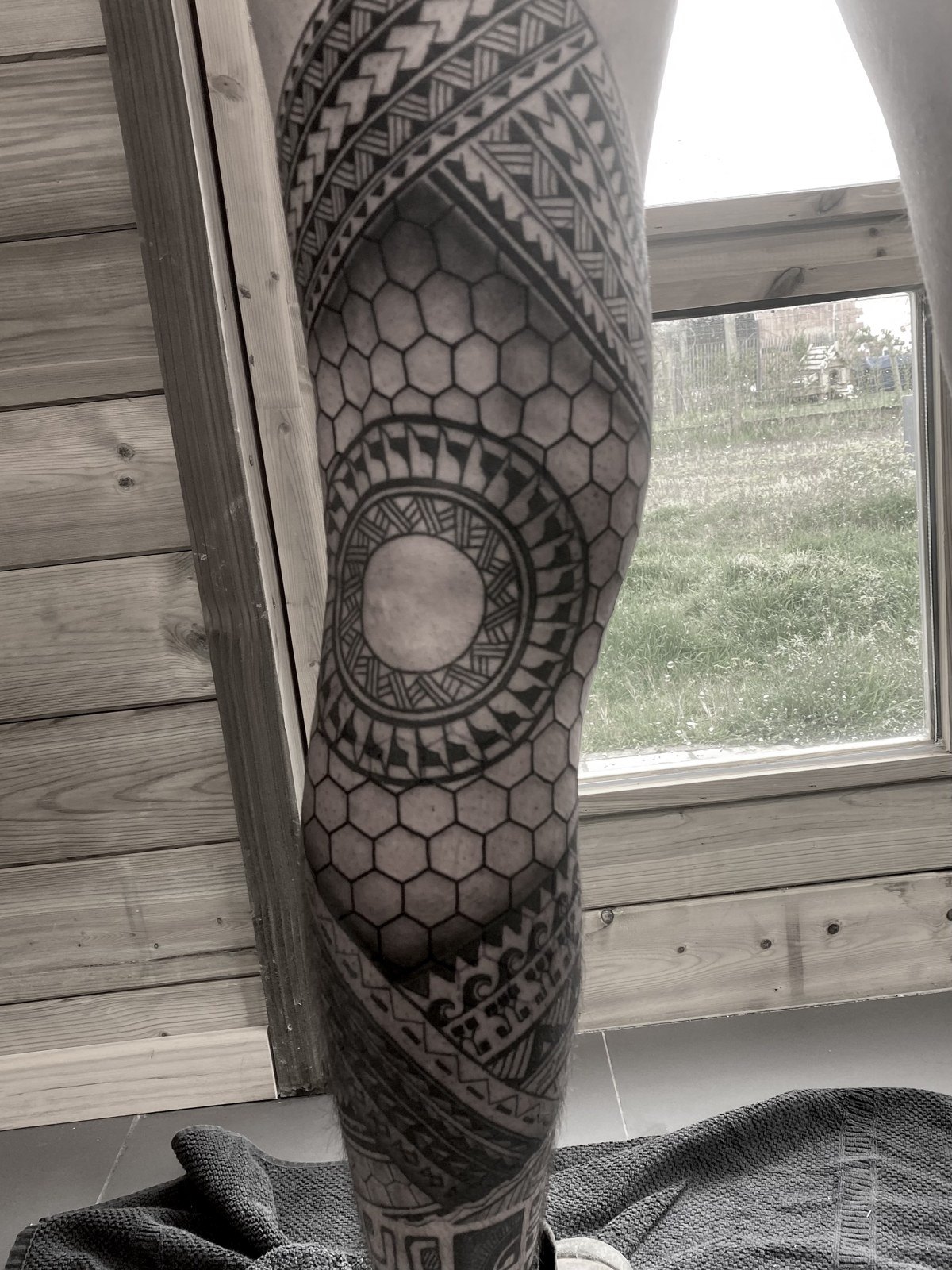 Beensleeve met honingraat, cirkelvormige patronen en tribal-banden rond de knie