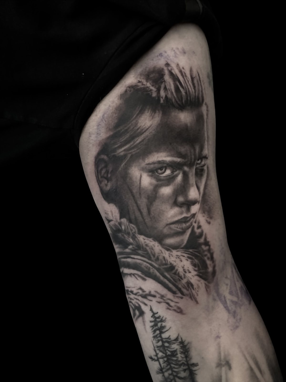 Realistisch portret van een krijgster, tattoo door Sofie