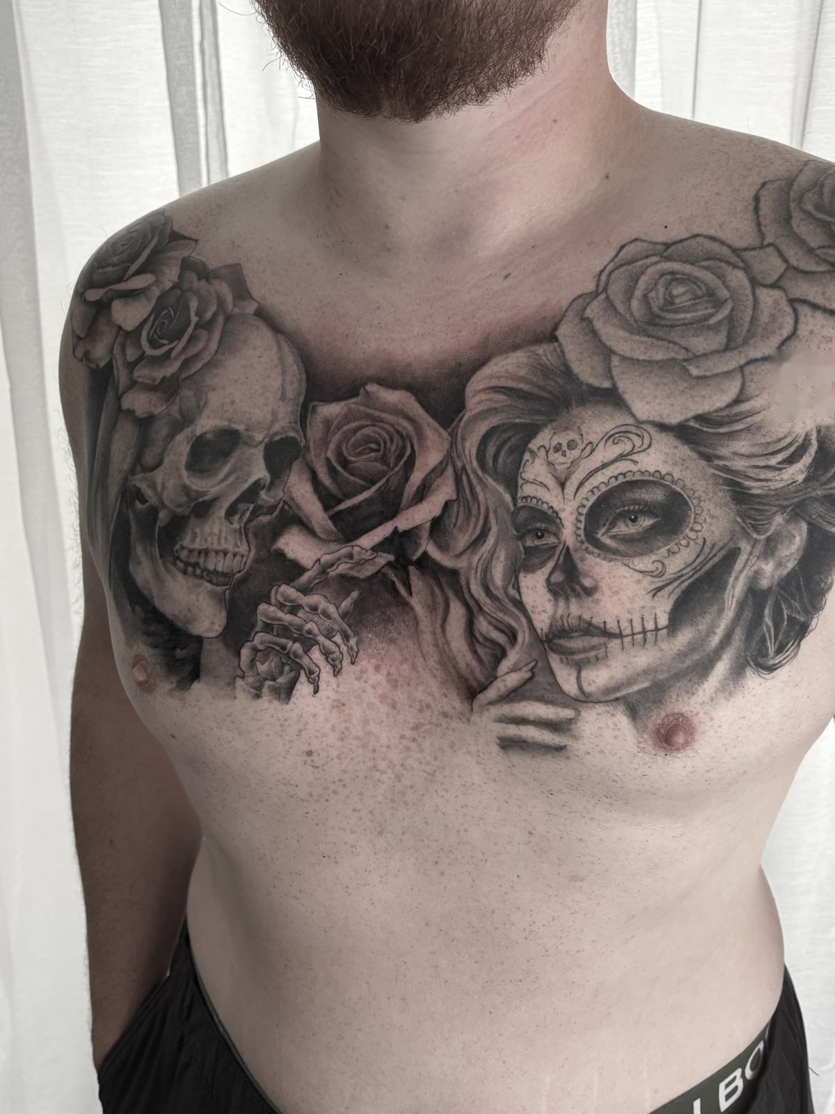 Afgewerkt borststuk met schedel, rozen en een La Catrina-vrouw