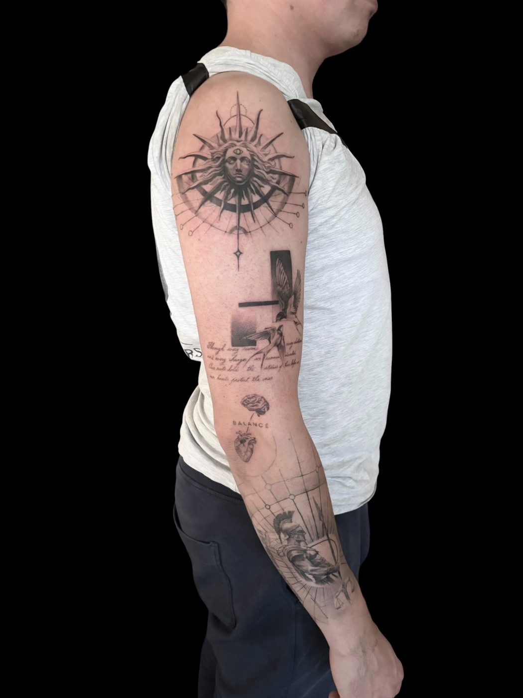 Sleeve in uitvoering met zon, zwaluwen, brein en hart en een krijger