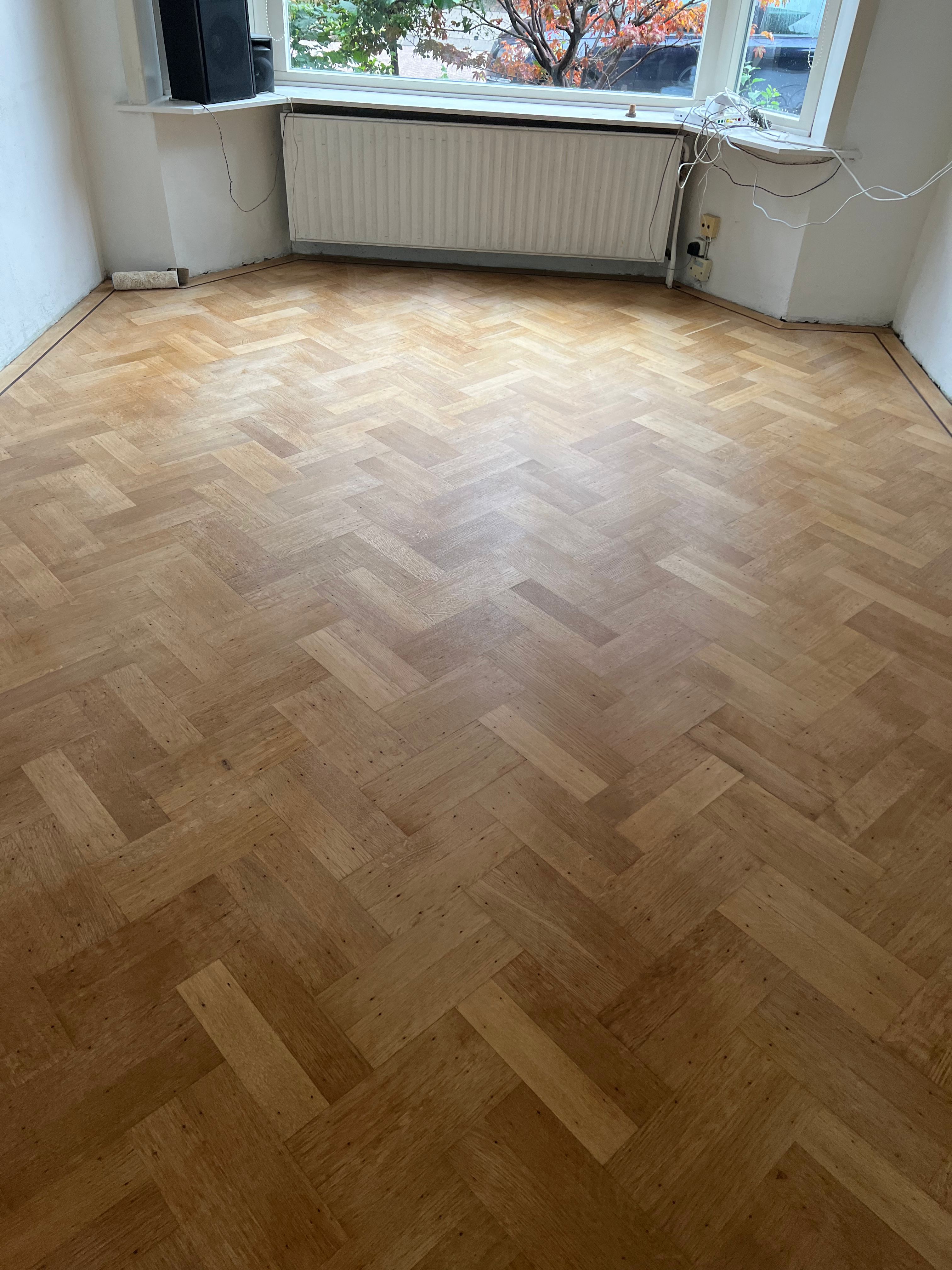 Visgraatparket in lichte woonkamer