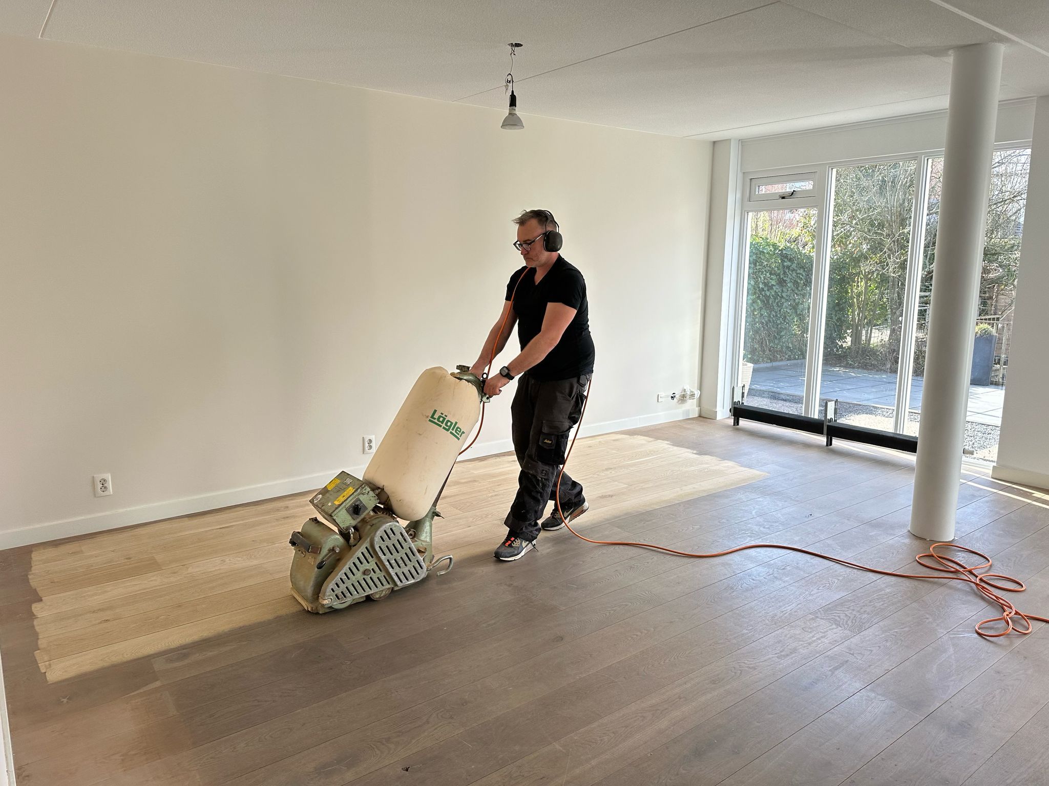 Casper Pest aan het werk - vloer schuren