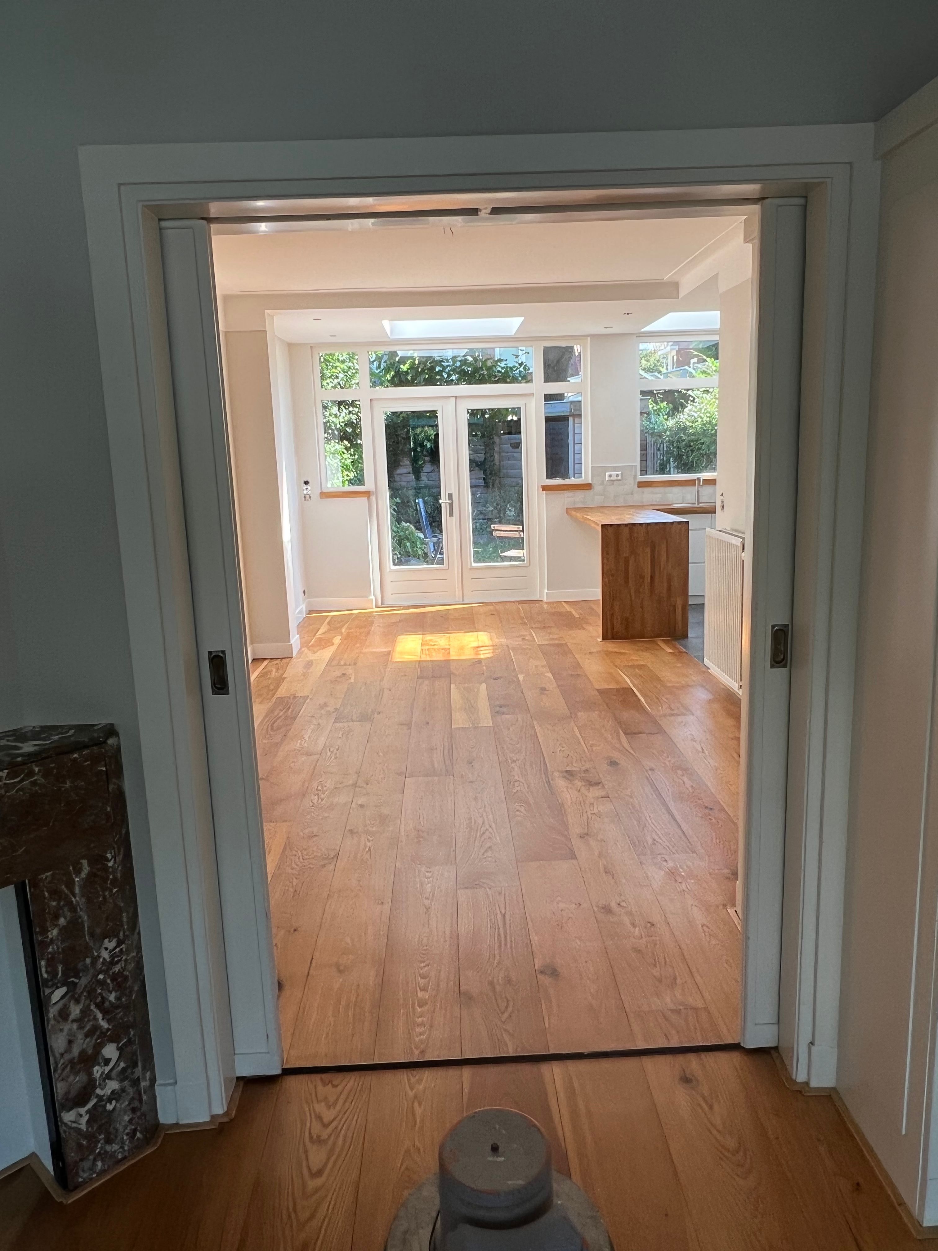 Houten vloer met openslaande tuindeuren