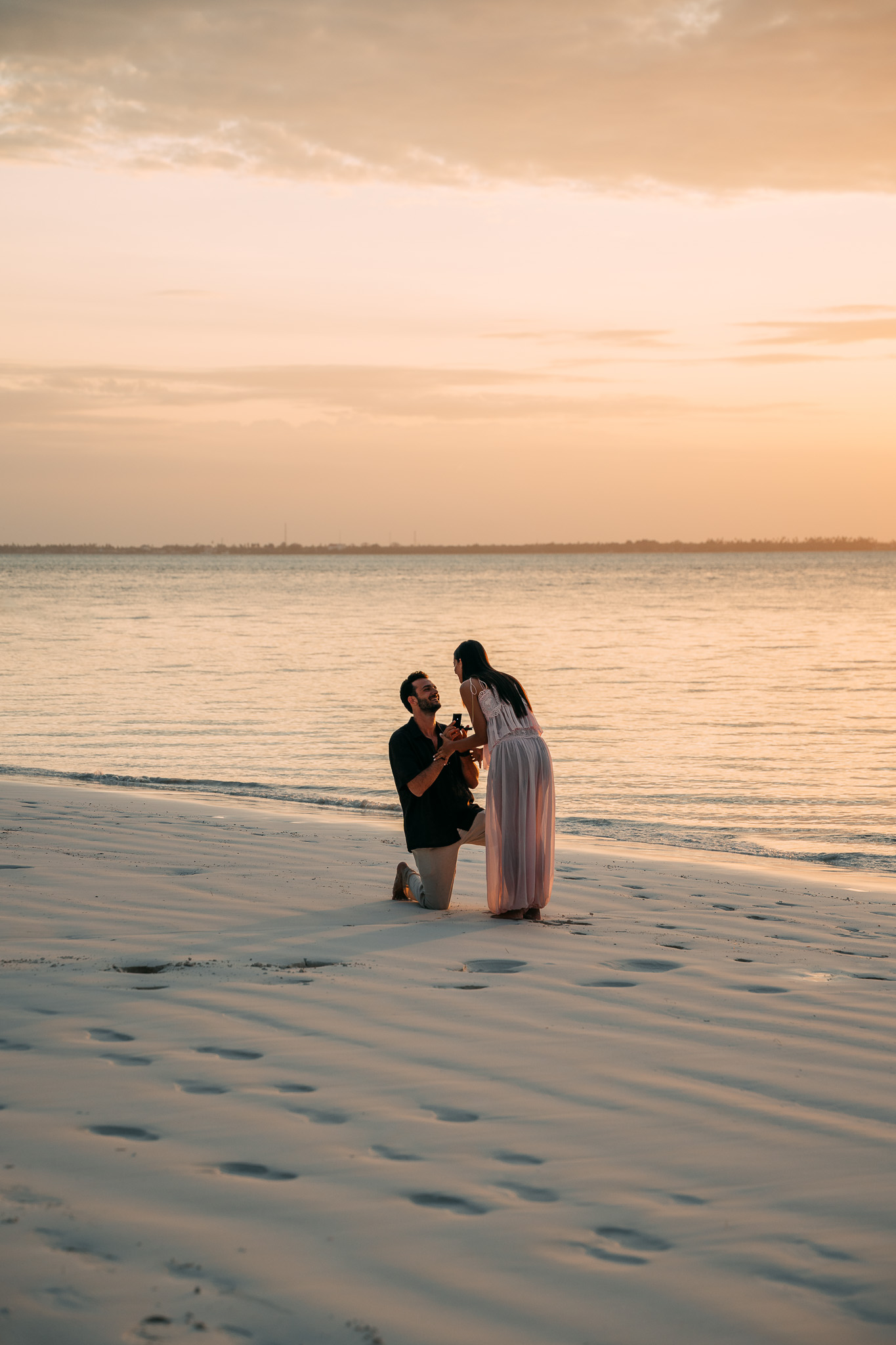 Zaręczyny o zachodzie słońca na plaży Zanzibar