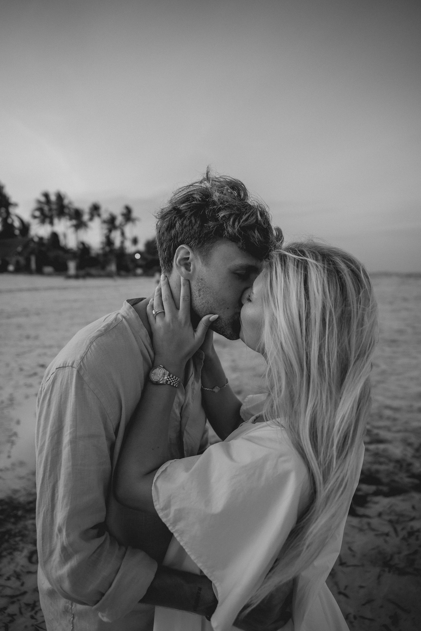 Couple kissing on beach black and white