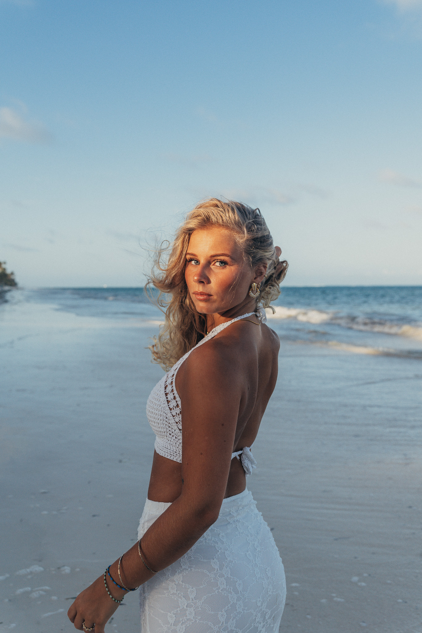 Portret kobiety na plaży Zanzibar, złote światło