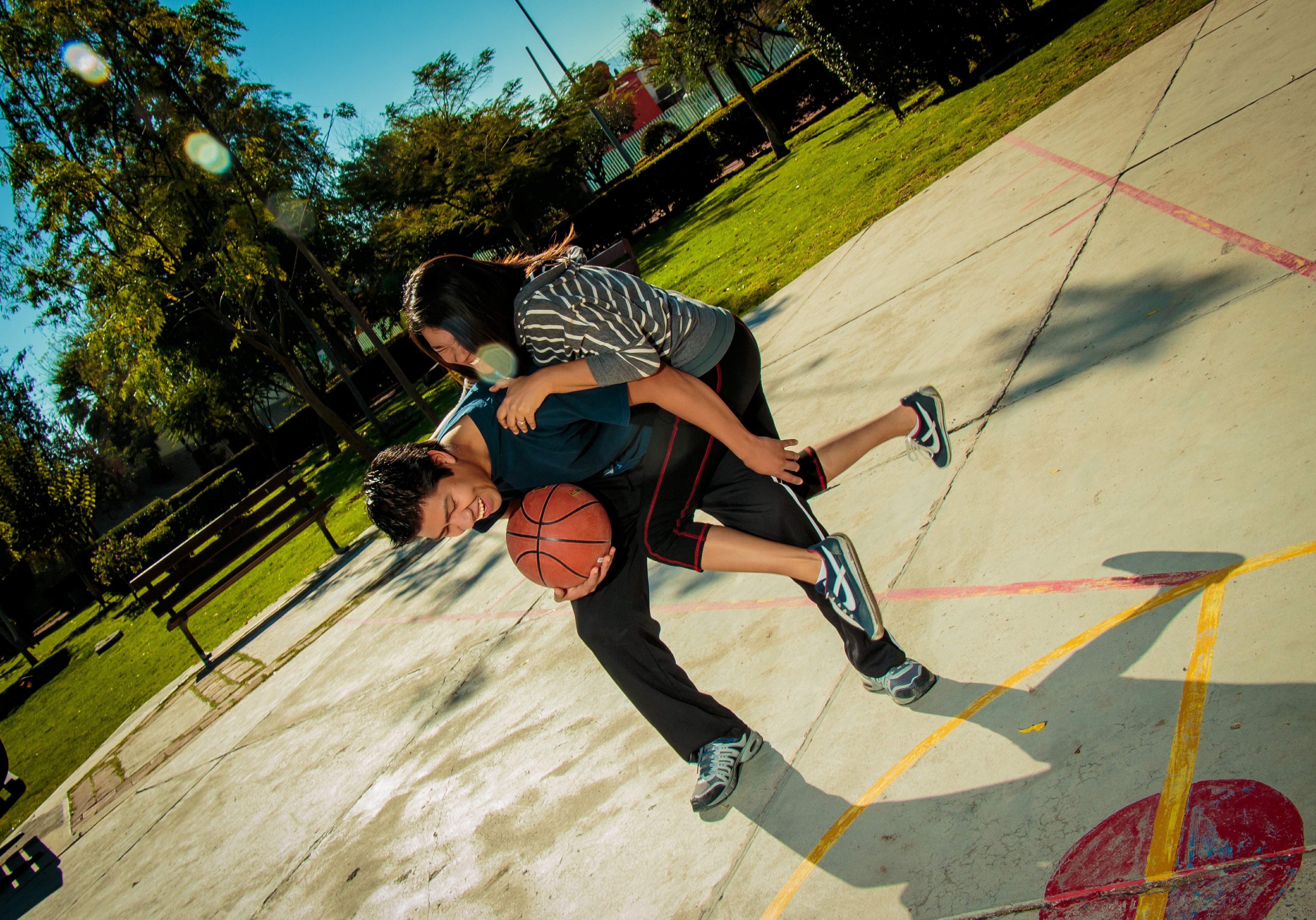 Paar spielt Basketball