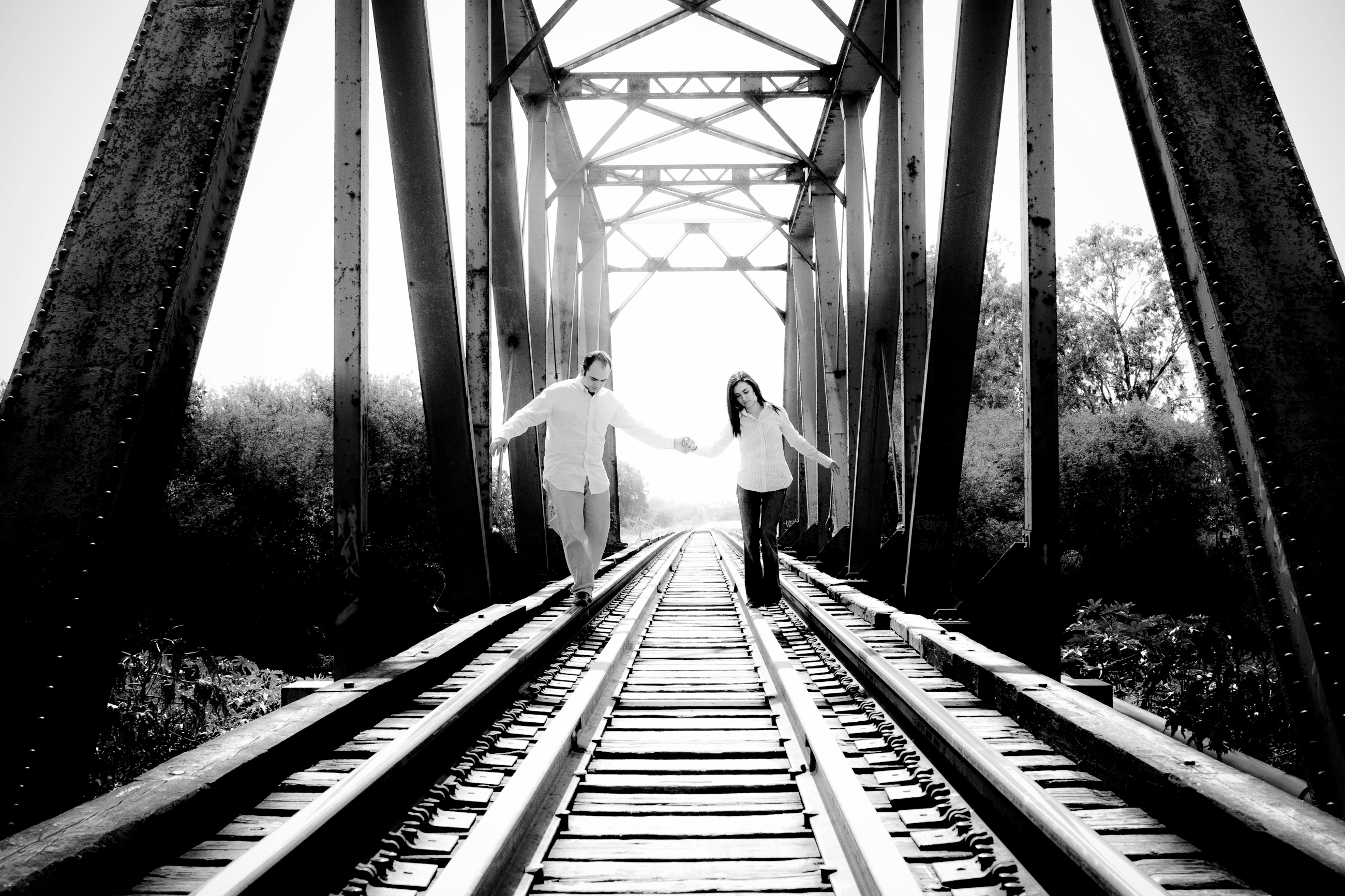 Paar auf Eisenbahnbrücke in Schwarz-Weiß