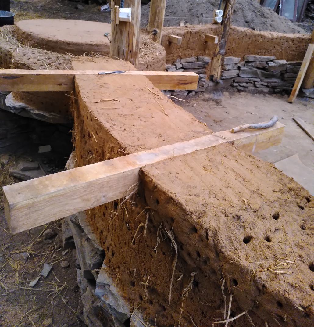 Cob-Wand im Bau – Lehm, Stroh und Holzkonstruktion beim Lehmwellerbau