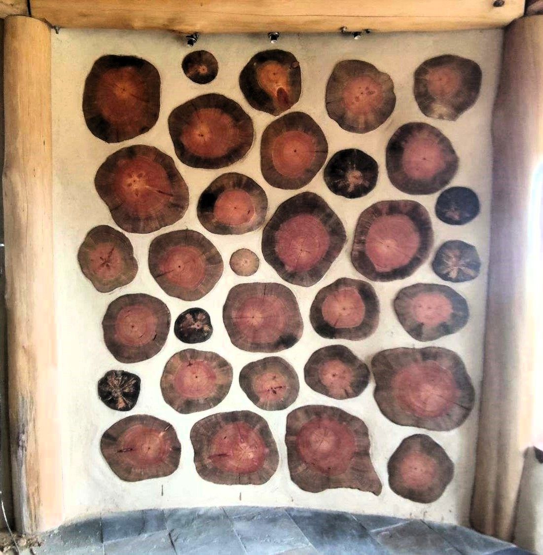 Cordwood-Wand mit Holzscheiten und Lehmmörtel – natürliche Bautechnik