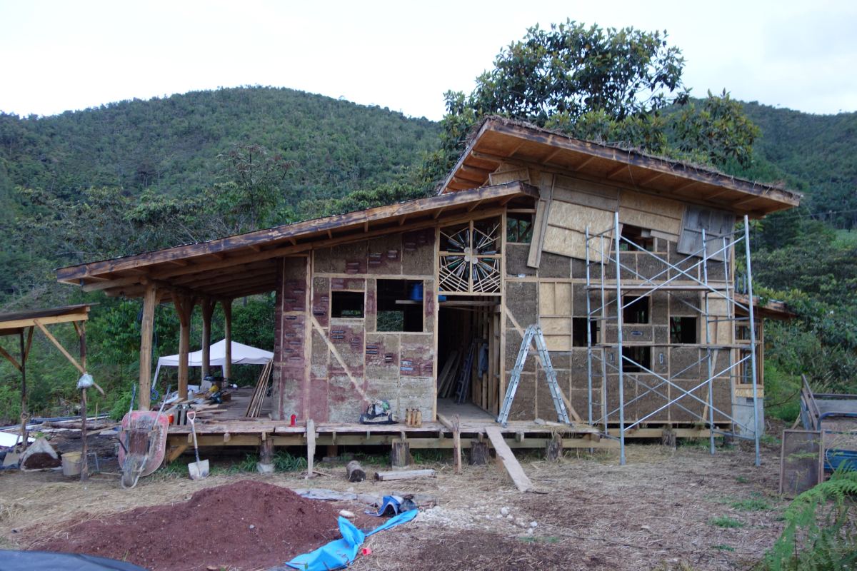 Strohleichtlehm-Haus im Bau – Holzständerwerk wird mit Strohleichtlehm gefüllt