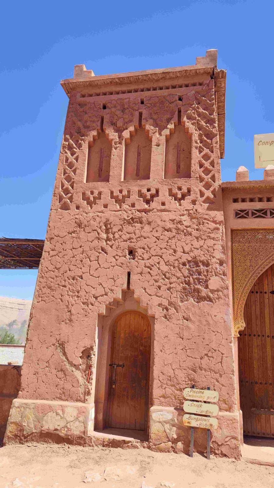 Lehmturm in Ait Benhaddou mit filigranen Lehm-Verzierungen – traditionelle Lehmbaukunst