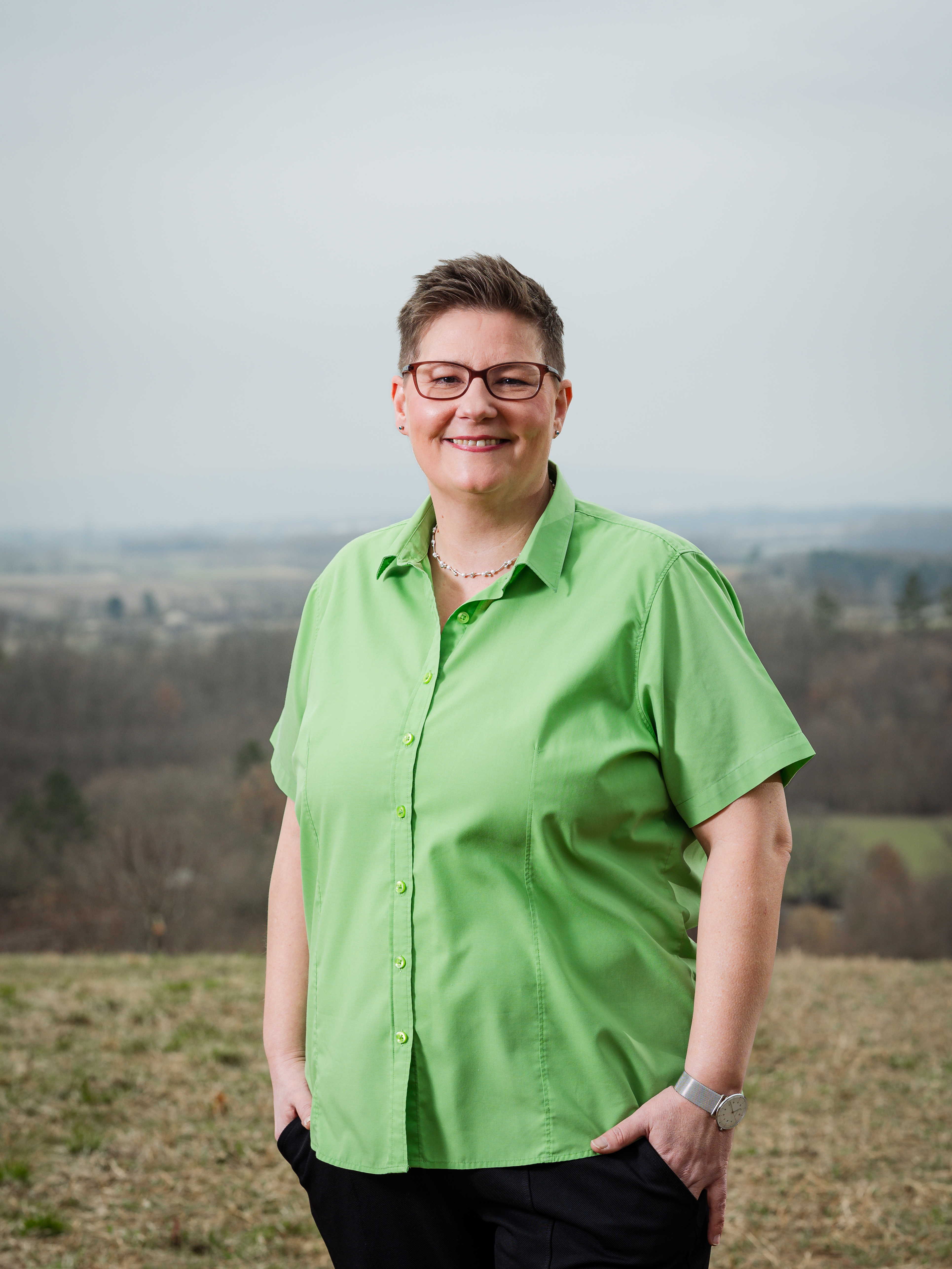 Maria Höllermann in grüner Bluse