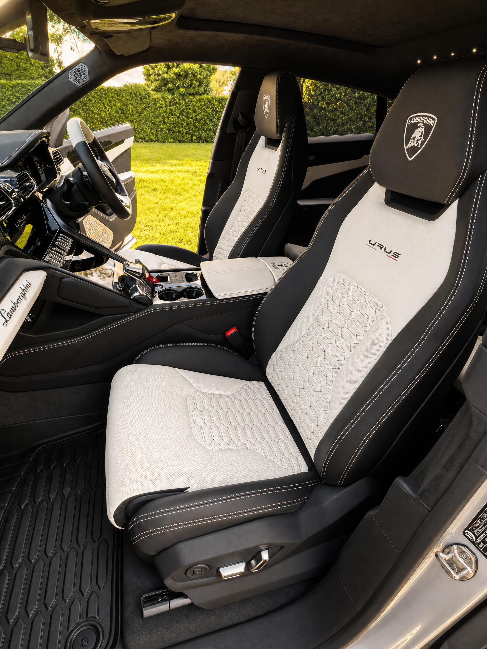 Lamborghini Urus — bicolour Sportivo leather cabin
