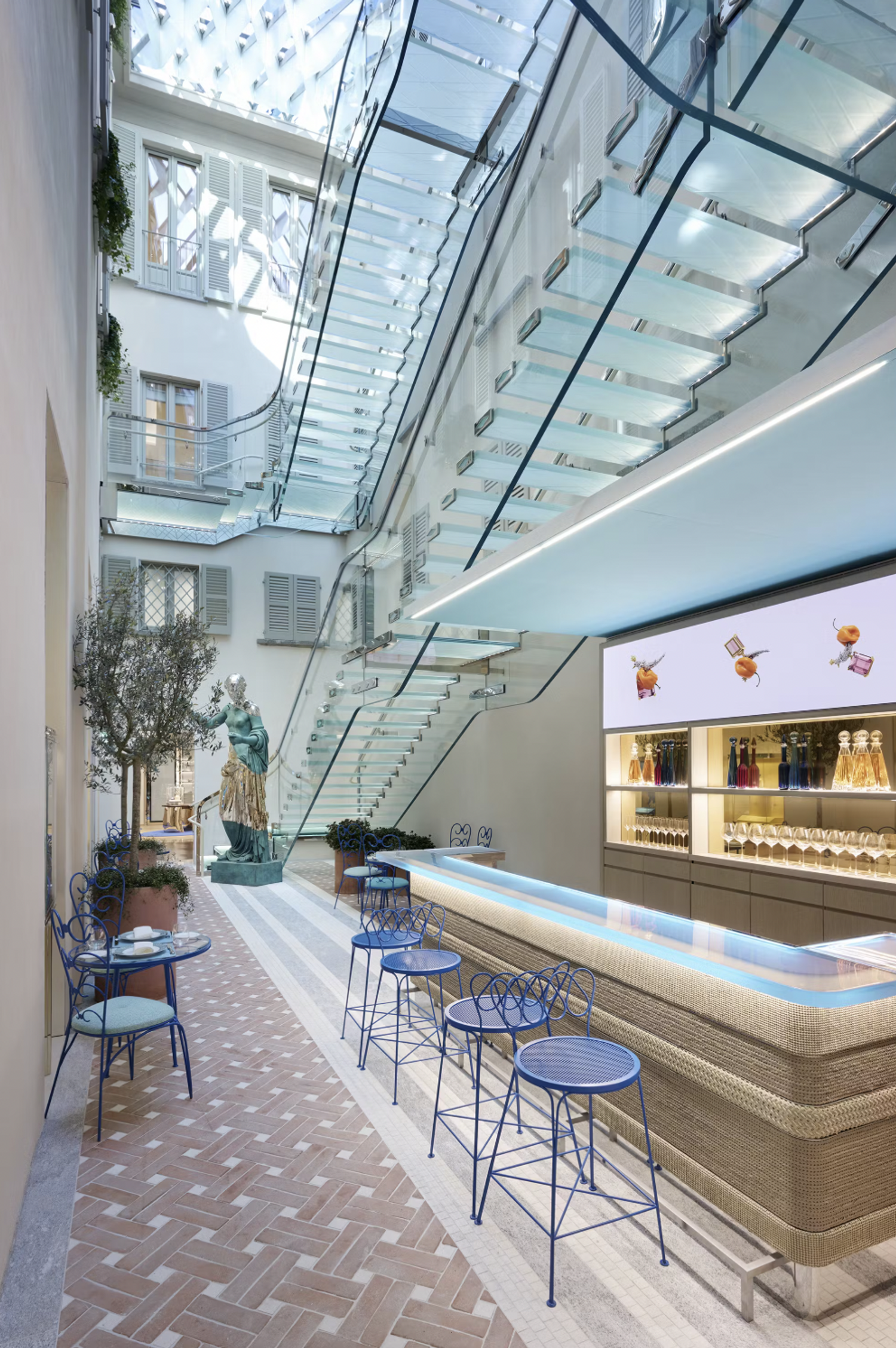 Atrium intérieur, escalier de verre et bar signature Tiffany