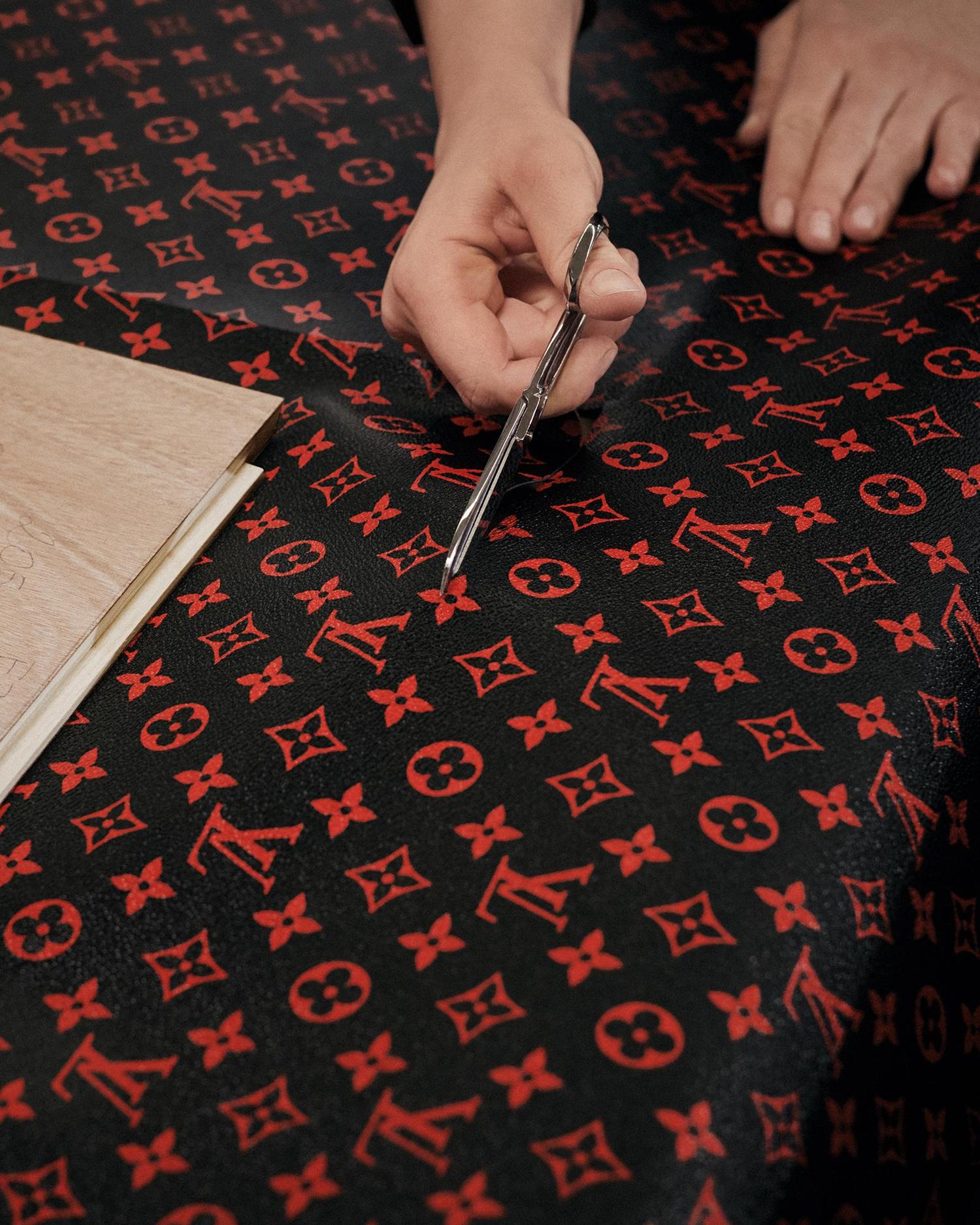 Détail du cuir Louis Vuitton en atelier