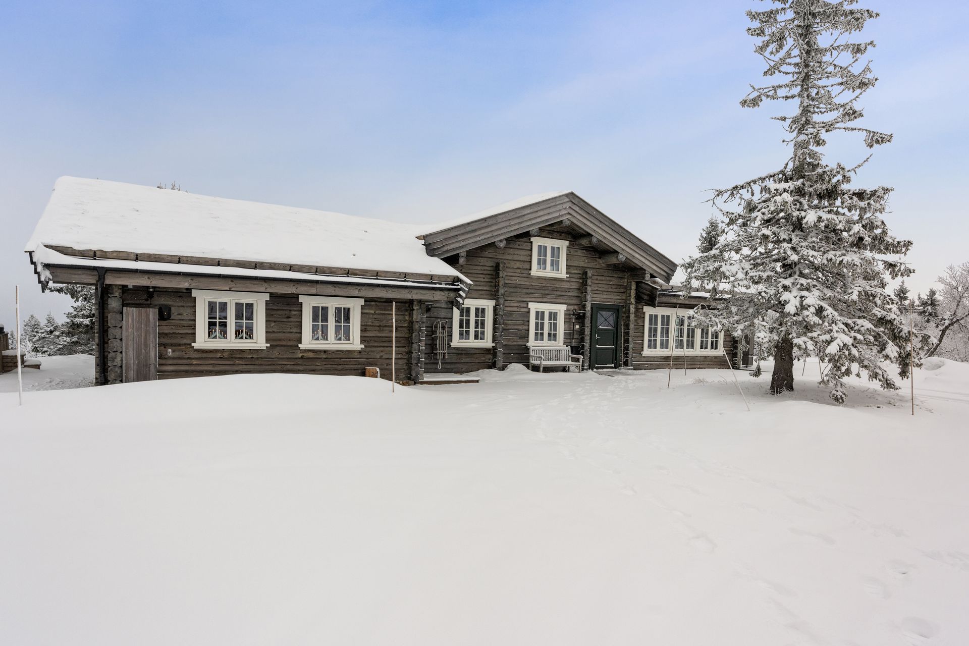 Snötäckt timmerstuga i Trysil
